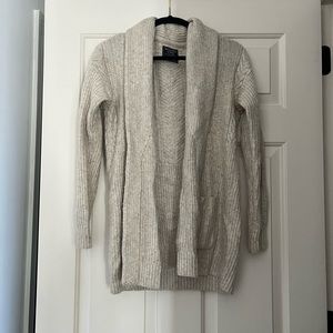 Thick, cozy Abercrombie sweater with pockets!